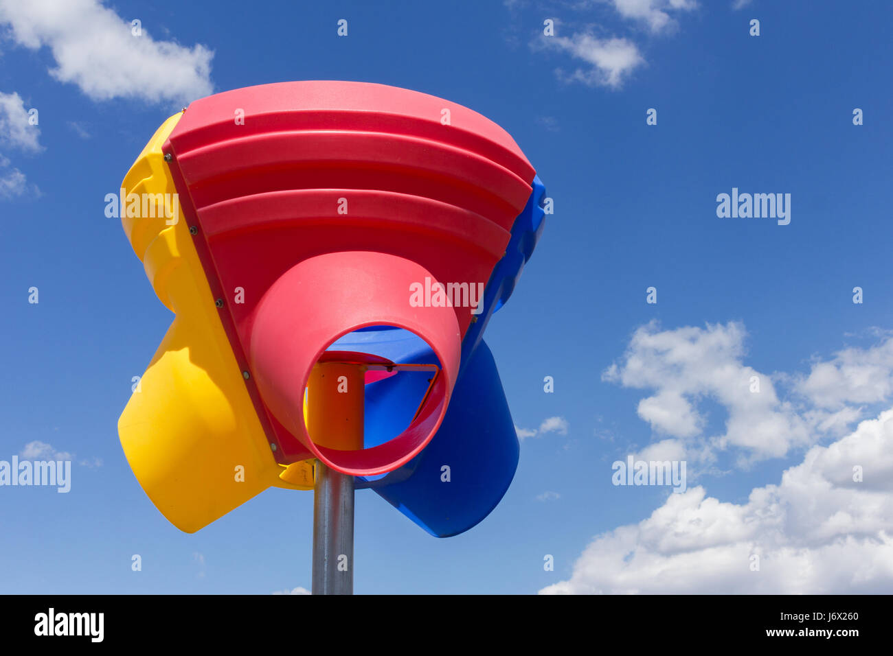 Un imbuto sfera post in un parco giochi. Foto Stock
