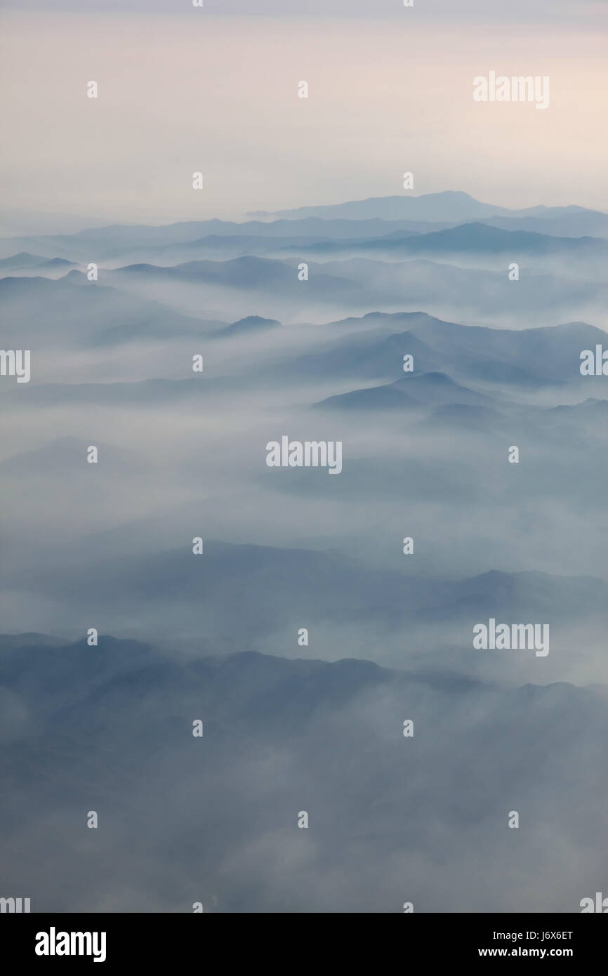 Montagne di haze di volo fotografia aerea vaporoso montagna montagne di nuvole Foto Stock