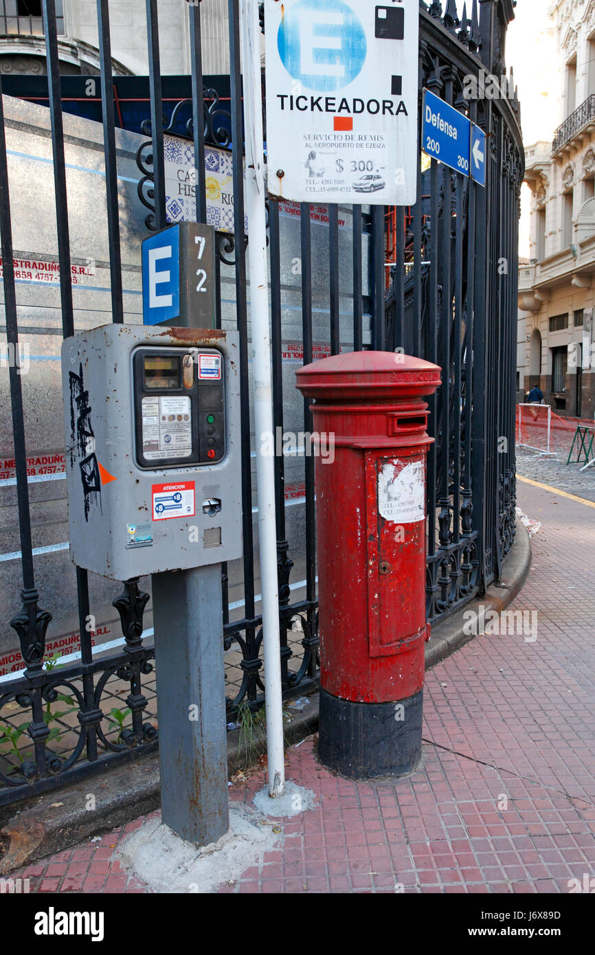 La metropolitana o il biglietto della metropolitana la macchina sulla strada e un vecchio stile inglese nella casella postale. Buenos Aires, Argentina. Foto Stock