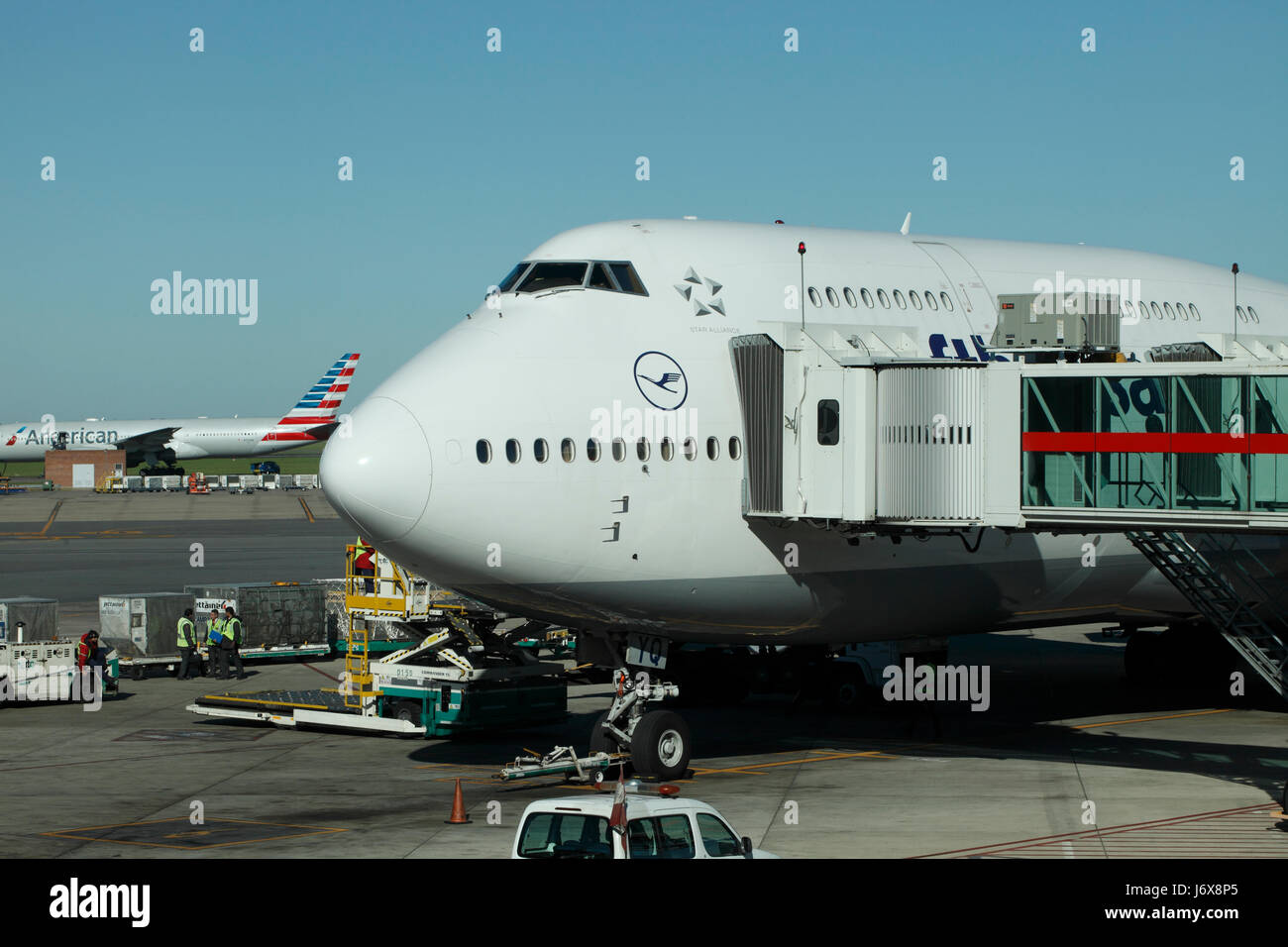 Lufthansa Boeing 747-8 jumbo jet al gate. Foto Stock