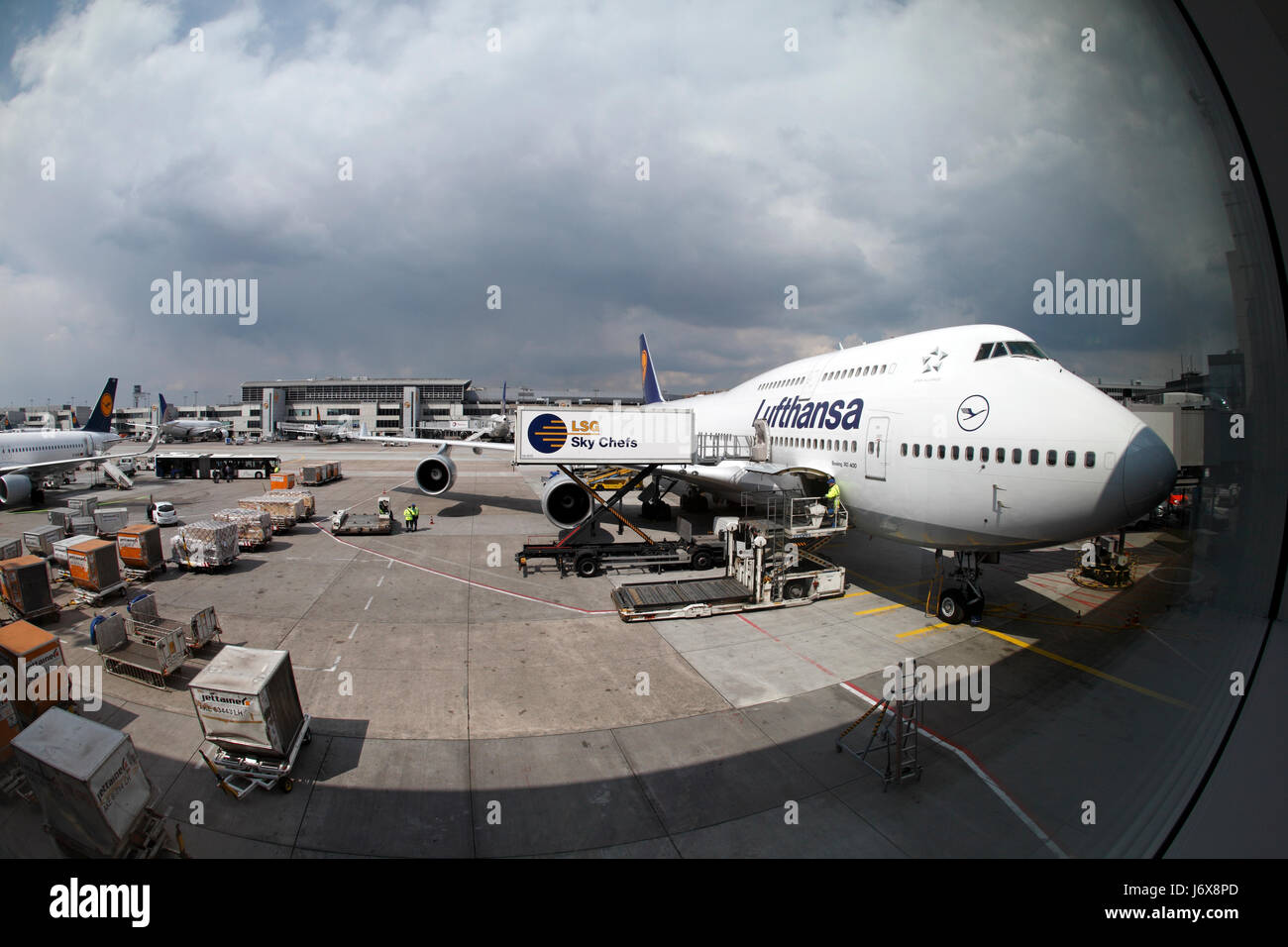Lufthansa Boeing 747-8 jumbo jet al gate. Foto Stock