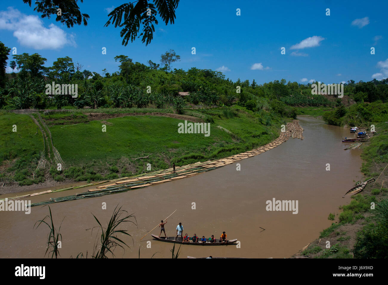 Bambù sono legate insieme come le zattere sono flottanti in allontanamento al mercato con la corrente del fiume Kachalang. Rangamati, Bangladesh. Foto Stock