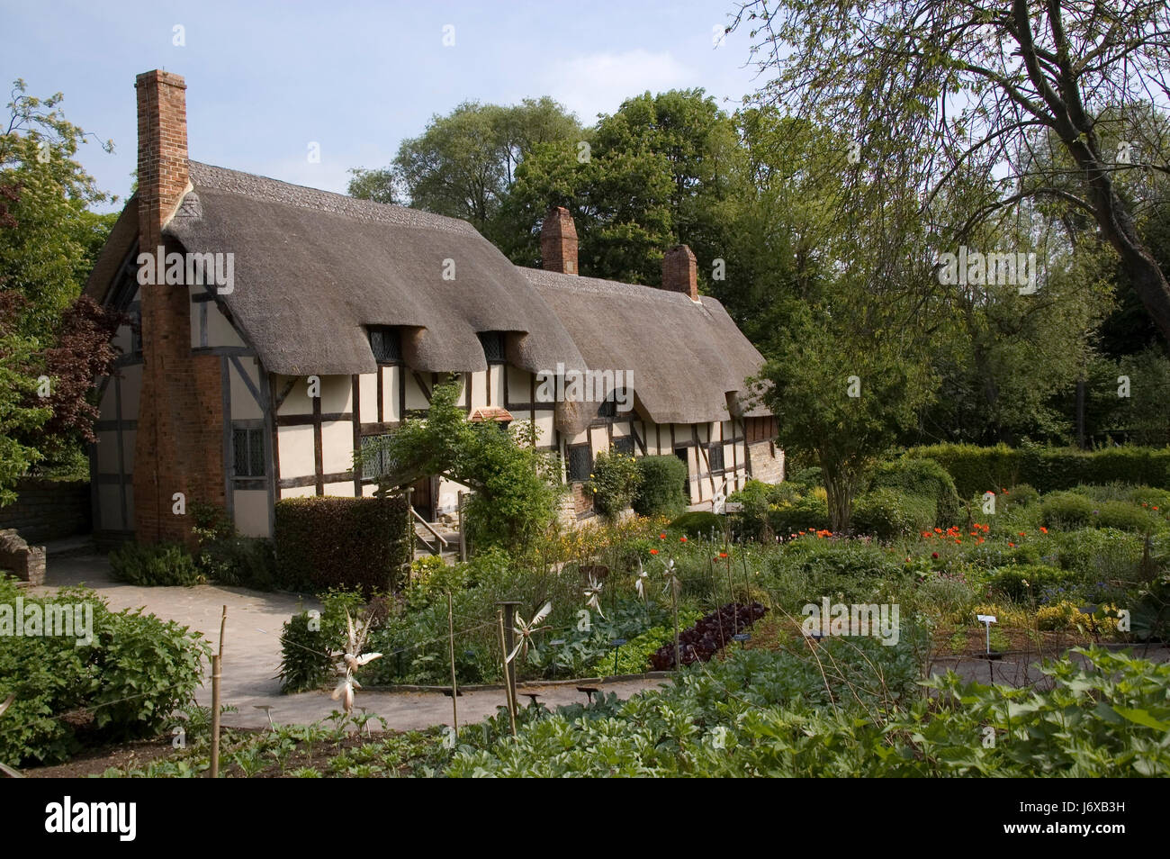 Con il tetto di paglia,tudor,thatch camino giardino Stratford-upon-Avon cottage casa,mulini a vento Foto Stock