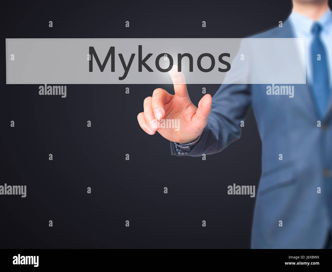 Mykonos - Imprenditore mano premere il pulsante sulla schermata virtuale di interfaccia. Business, concetto tecnologico. Stock Photo Foto Stock