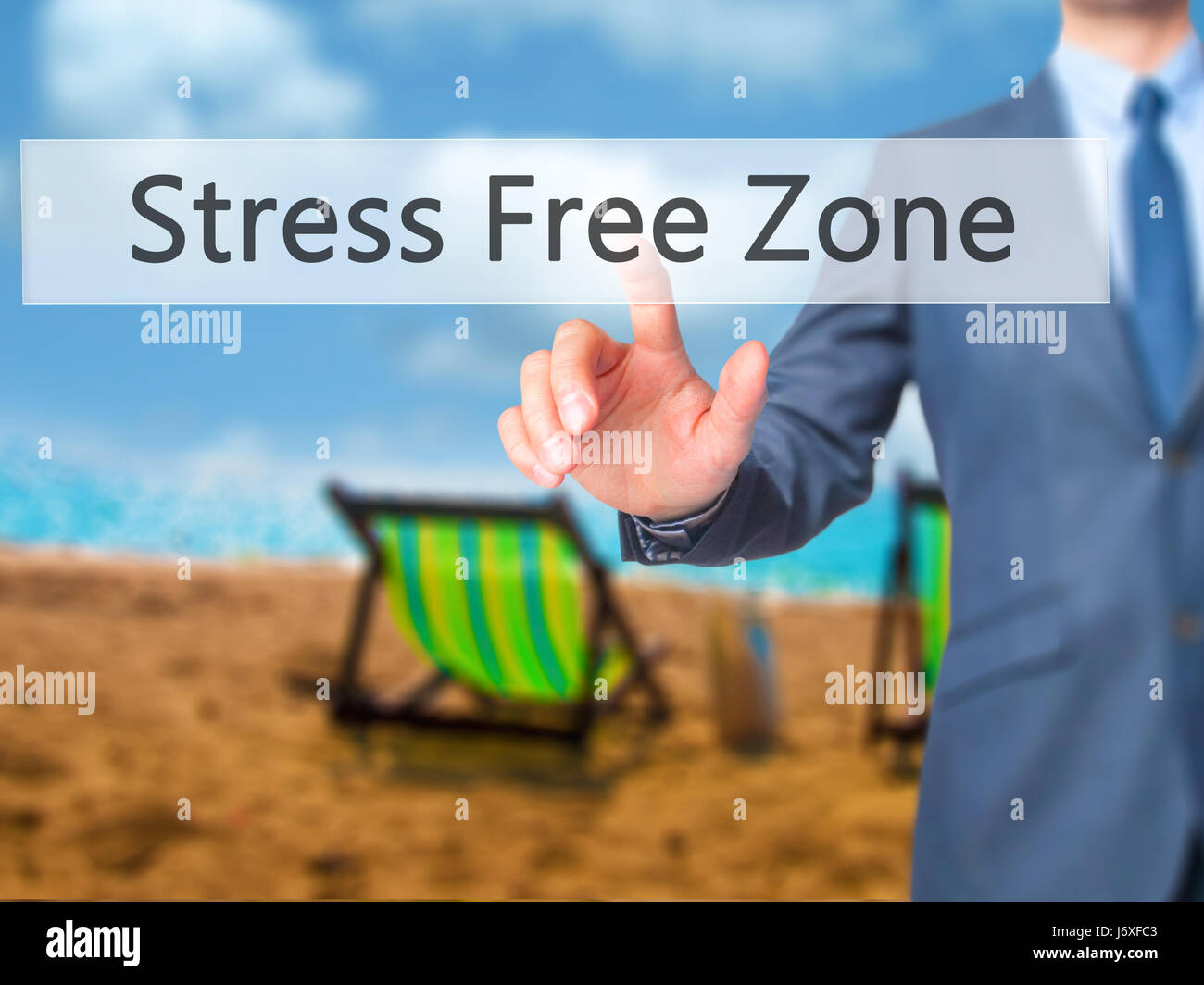 Zona senza stress - Imprenditore mano premendo il pulsante sul touch screen interfaccia. Business, tecnologia internet concetto. Stock Photo Foto Stock