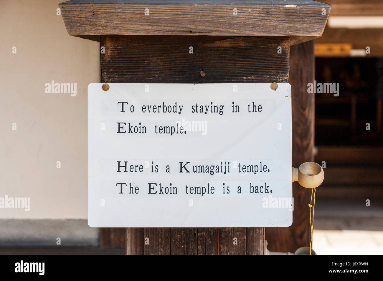 Koya-san, Giappone, segno poco tradotto da giapponese a inglese indirizzare i visitatori per la corretta entrata al tempio Ekoin. japanglish Foto Stock