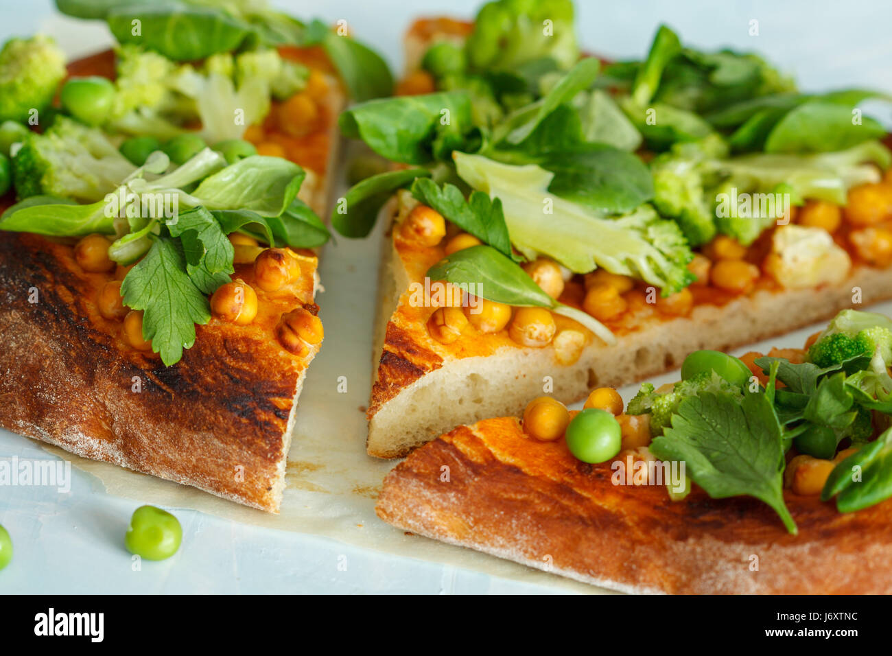 Vegan pizza con ceci e broccoli. Amore per un sano cibo vegan concept Foto Stock