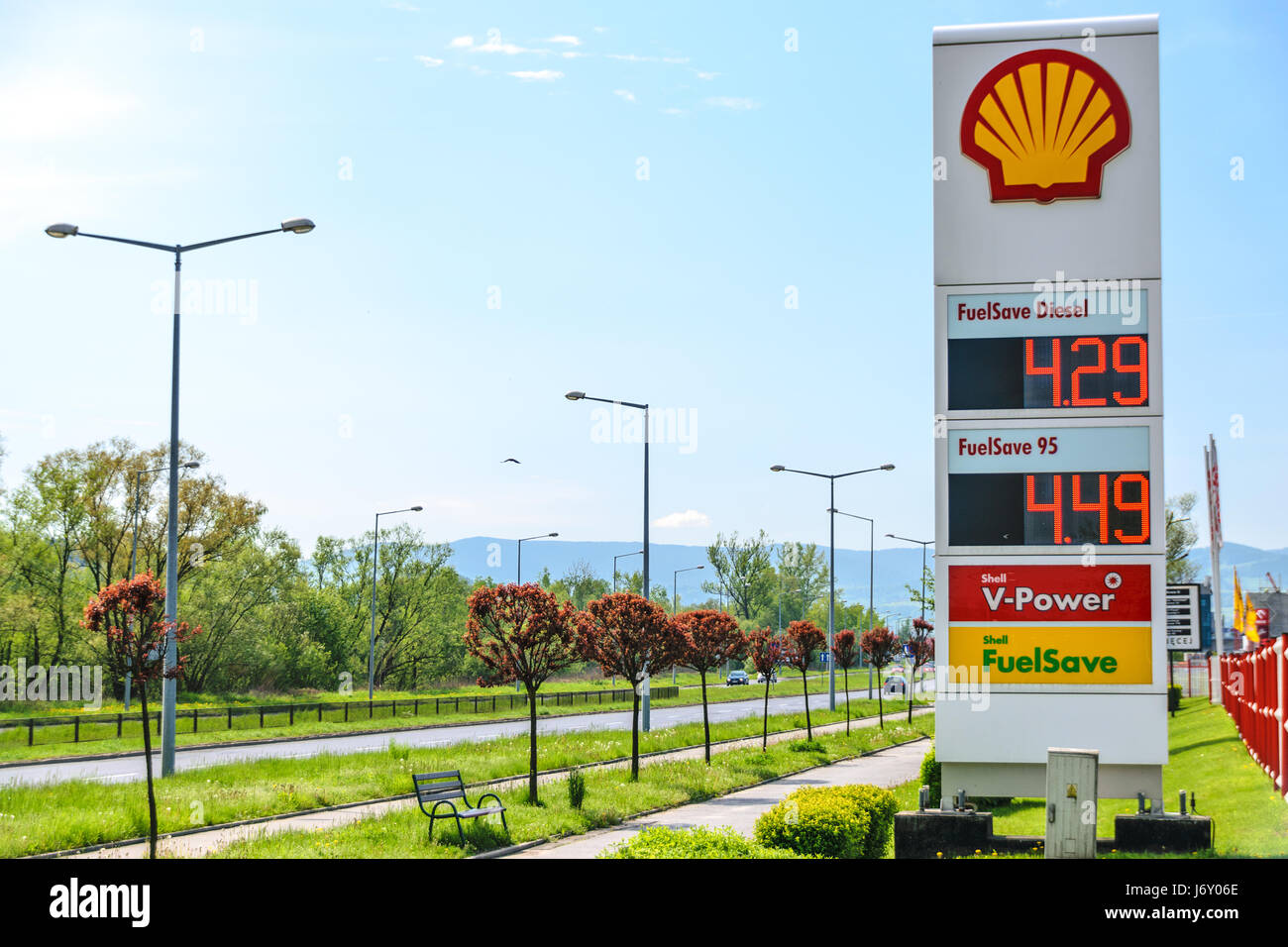 Nowy Sacz, Polonia - 15 Maggio 2017: Segno di Royal Dutch Shell, che è una delle più grandi società petrolifere del mondo. Foto Stock