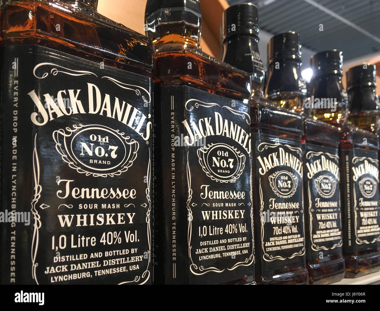 Gorlice, Polonia - 13 Maggio 2017: bottiglie di Jack Daniel's Old No.7 marca whisky sugli scaffali del negozio per la vendita in Kaufland Hypermarket. Jack Daniel's è un b Foto Stock
