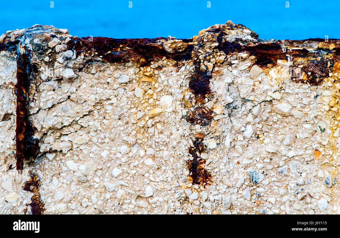 Rinforzo di corrosione della struttura in cemento armato del ferro mediante l'azione dell'acqua di mare Foto Stock