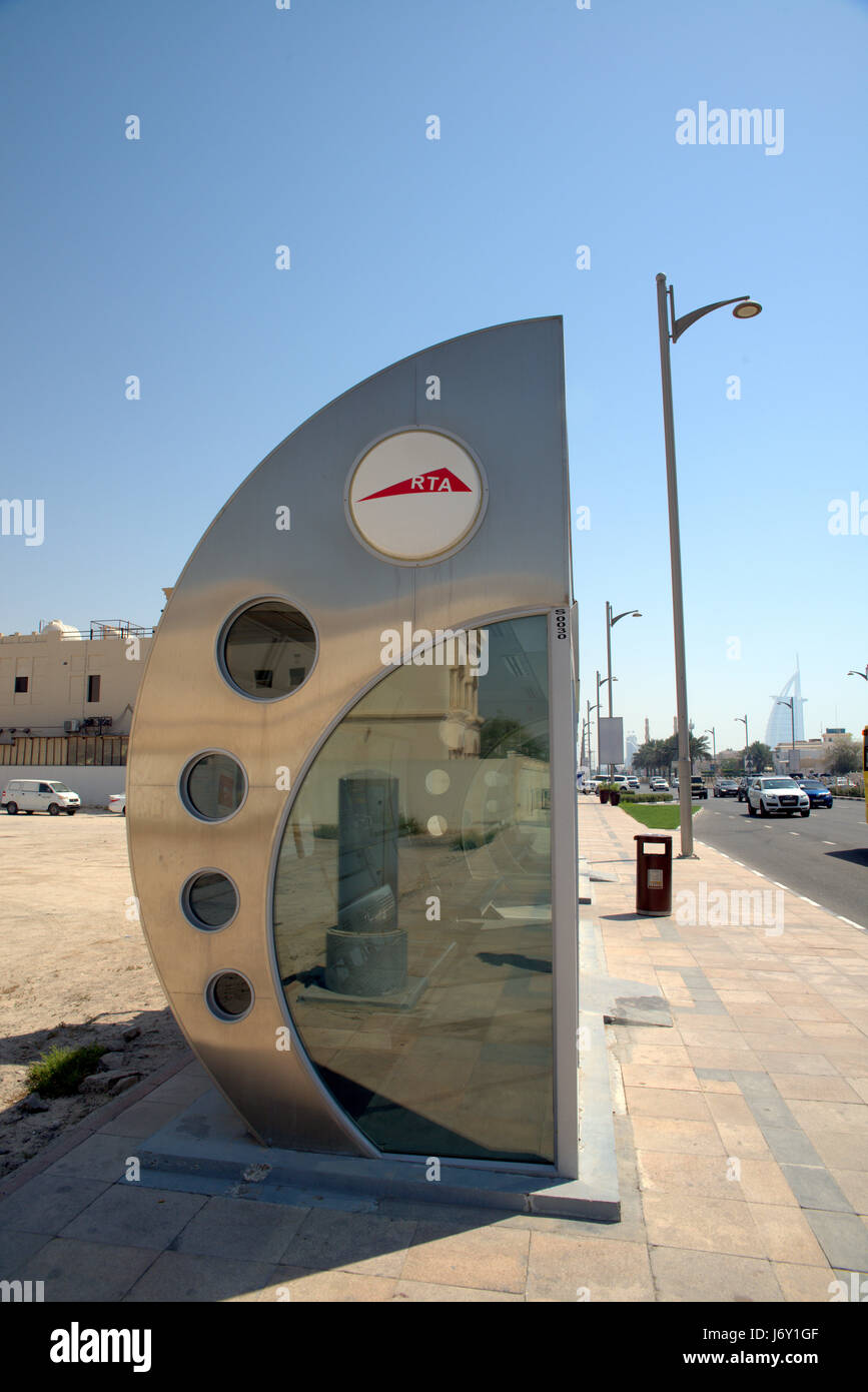 Dubai autobus climatizzato shelter con bilingue pannello pubblicitario Foto Stock
