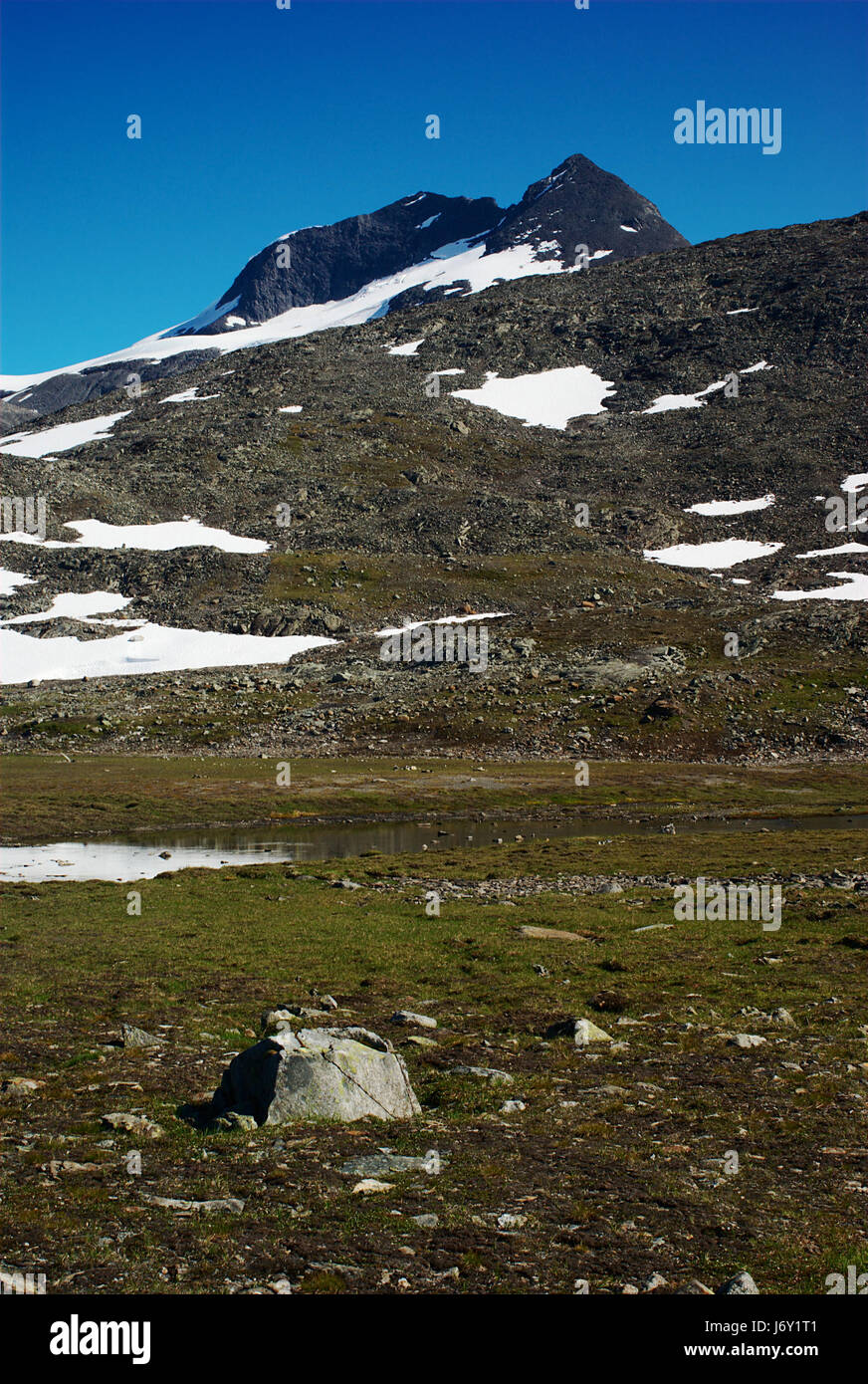 In Norvegia la neve l'acqua salata del mare acqua oceano paesaggio di montagna campagna natura segno Foto Stock