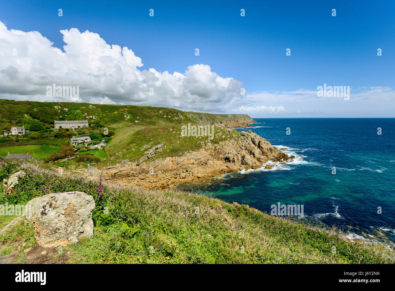 Una bella giornata di sole a Porthgwarra Cove vicino Land's End sulla costa della Cornovaglia Foto Stock