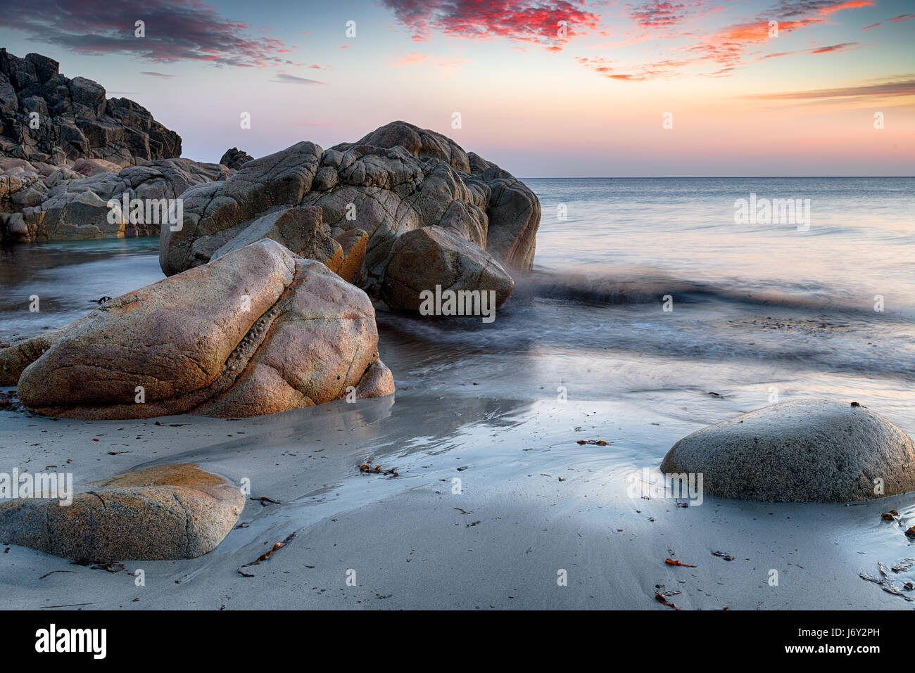 Mare rocce scolpite sulla spiaggia di Porth Nanven vicino Land's End sulla costa di Cornovaglia Foto Stock