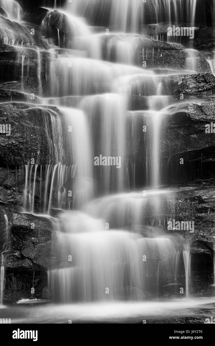 Vista ravvicinata della massiccia cascata in un rocky creek - Fiume di cadere in flussi minori quasi verticale. Somersby caduta su Australia NSW Central Coast Foto Stock