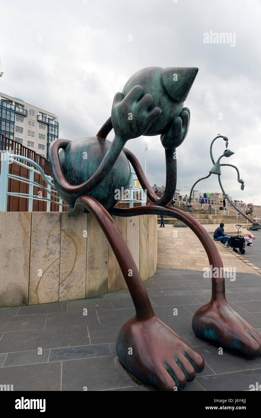 L'Aia, Paesi Bassi - 5 maggio 2016:Tom Otterness' le favole in mare lungo la spiaggia di Scheveningen. Foto Stock