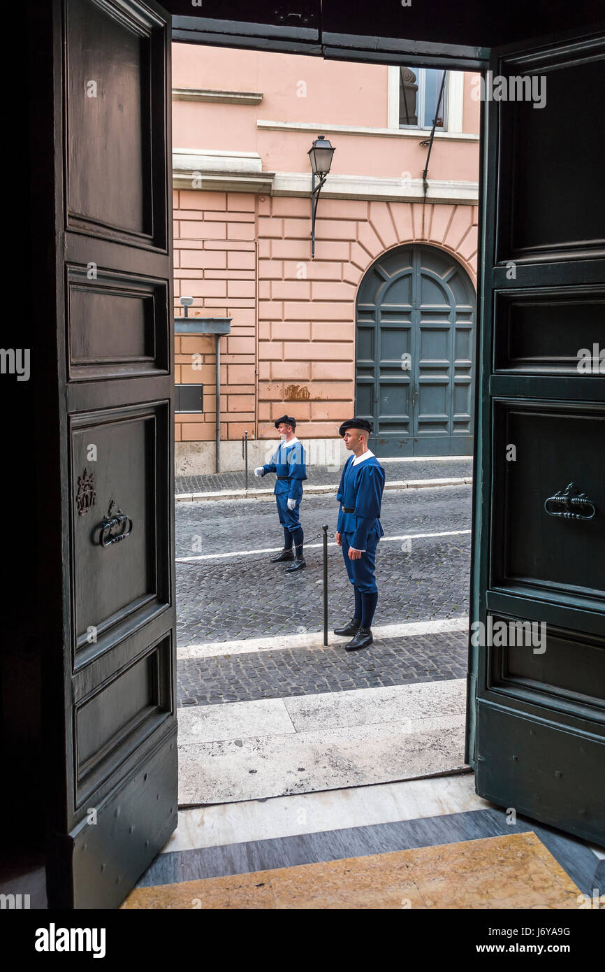 Guardie Svizzere di fronte a Sant'Anna dei Palafrenieri chiesa in Vaticano, Roma , Italia Foto Stock