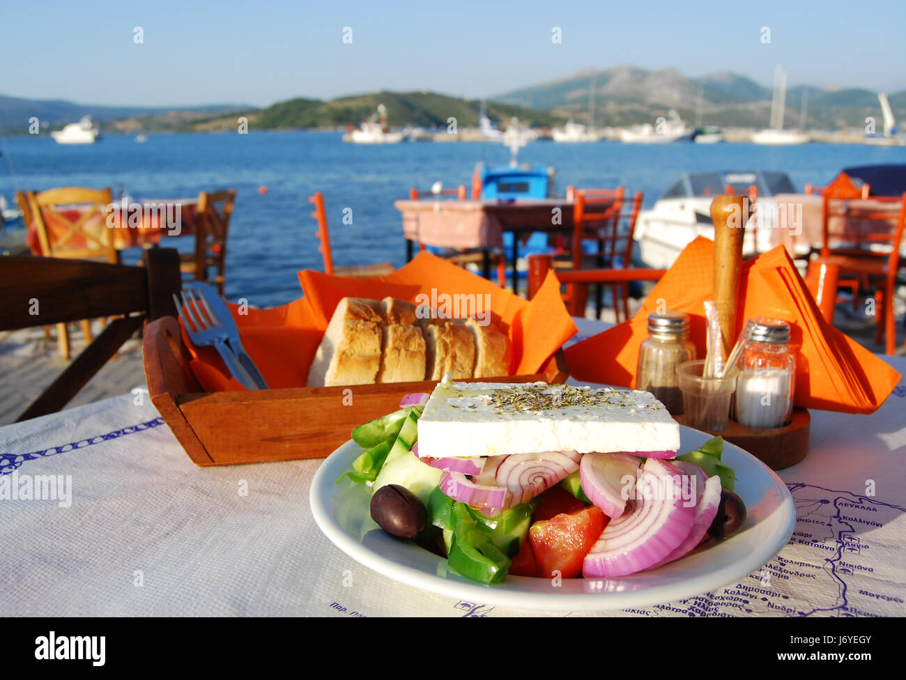 Ristorante bar taverna Grecia porto porti starter acqua salata oceano mare acqua Foto Stock