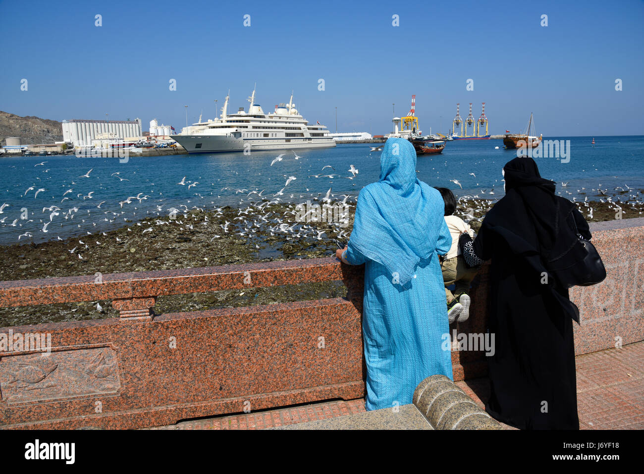 Oman Muscat nel porto di Mutrah, il panfilo del sultano Qabus bin detto | Oman Muscat Sultan Qabus bin detto's yacht ormeggiata al porto di Mutrah Foto Stock