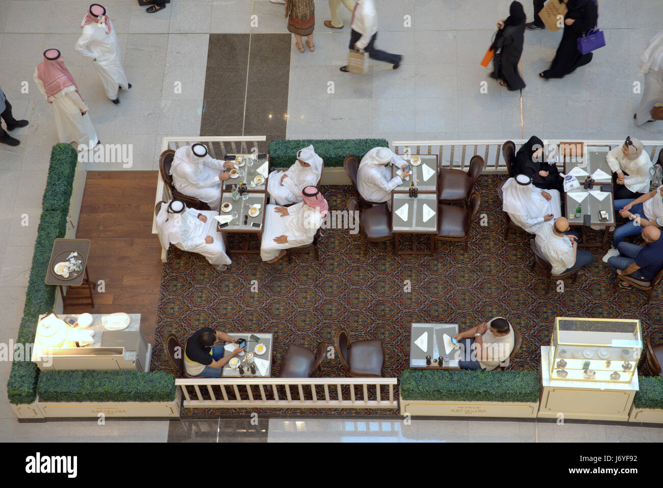 Gli arabi godendo di set di preparazione per tè e caffè nel centro commerciale di Dubai, Emirati Arabi Uniti Foto Stock
