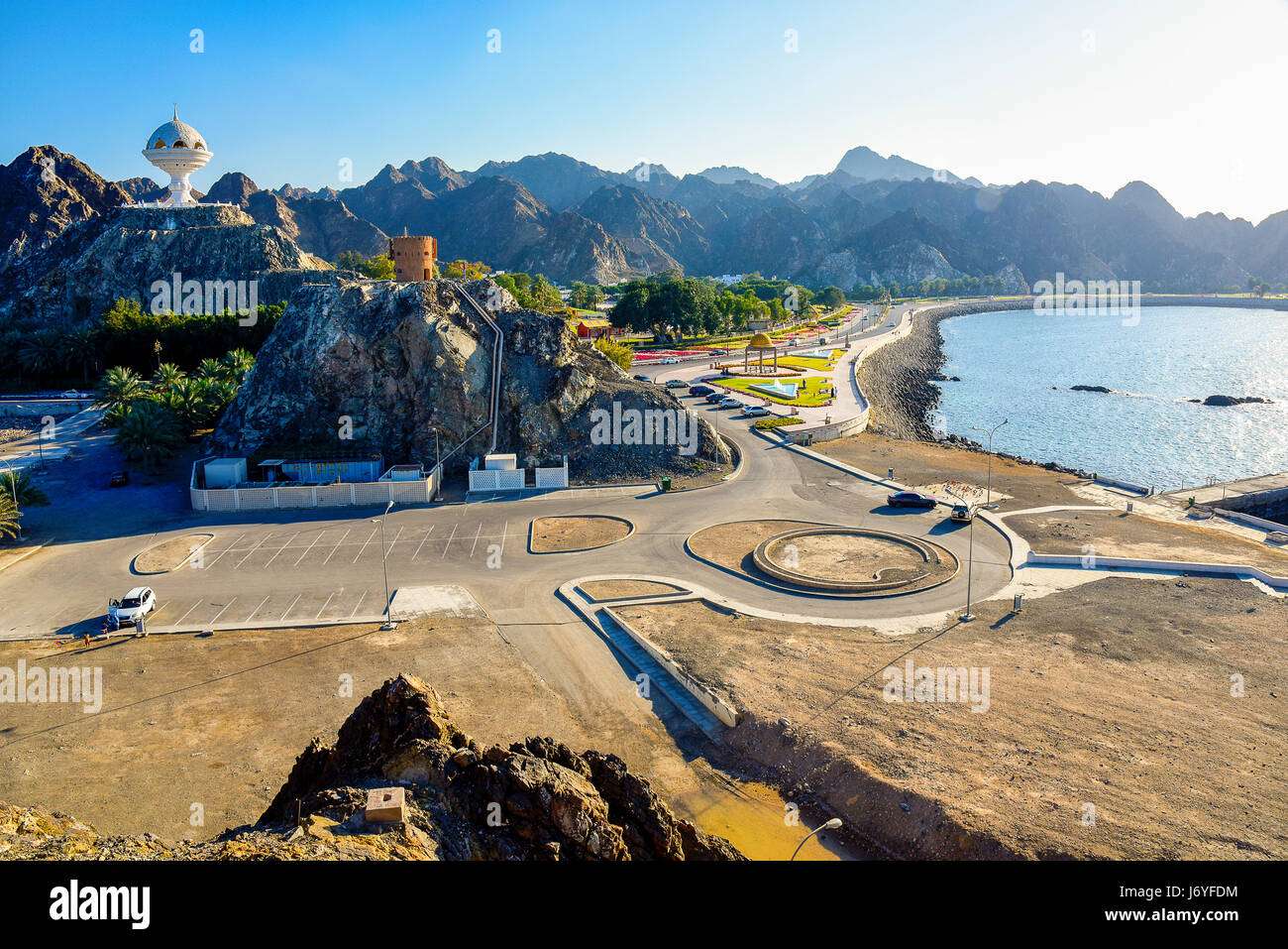 Oman Muscat un suggestivo percorso marittimo che collega Mutrah alla città vecchia; in cima alla collina è un grande bruciatore di incenso che è un monumento nazionale nel parco Al-Riyam Foto Stock