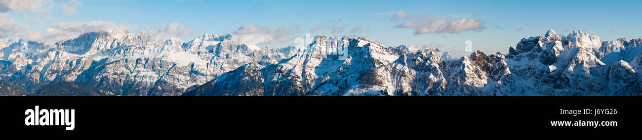 Sport invernali sulle montagne delle Alpi dolomitiche del picco di punta congelati vista pacifica Foto Stock