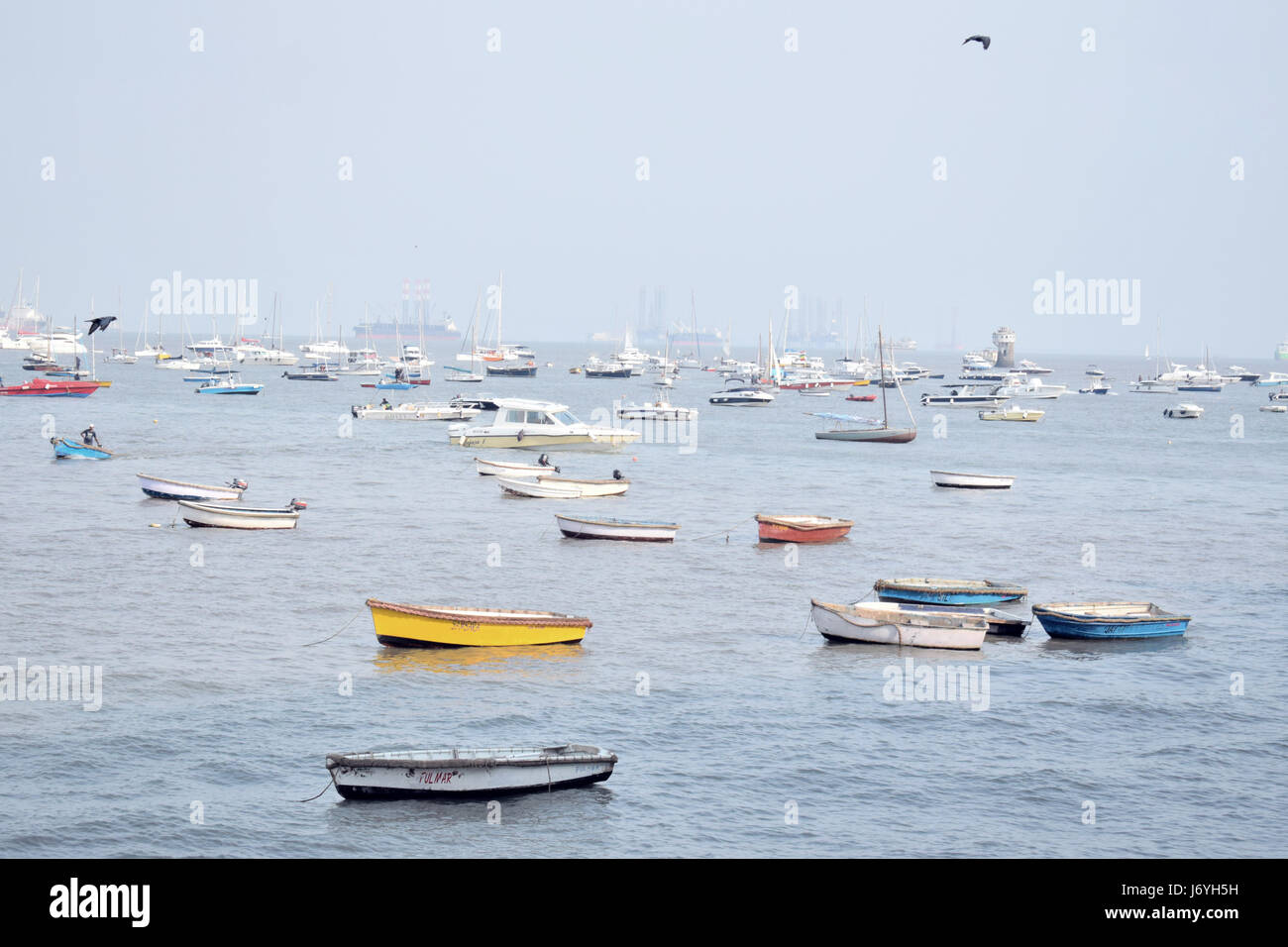 Porto di mare con barche da pesca e yacht Foto Stock