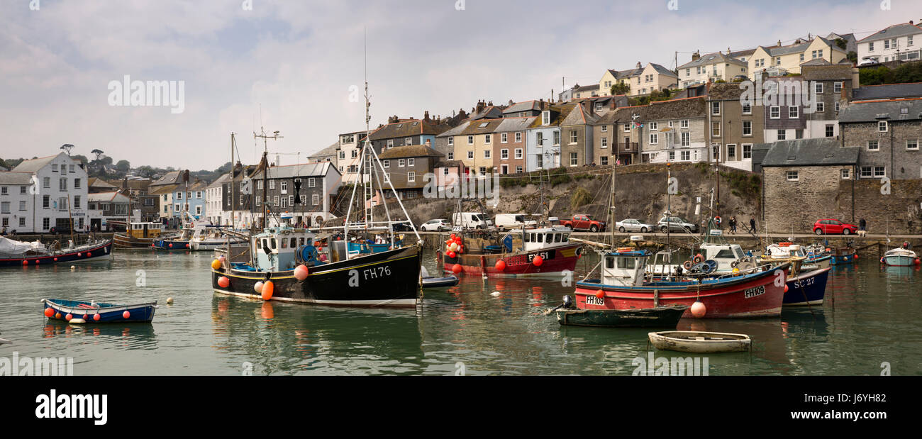 Regno Unito, Cornwall, Mevagissey, barche da pesca ormeggiate nel porto, panoramica Foto Stock