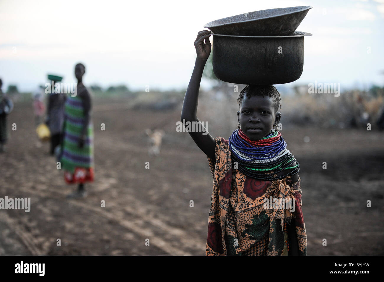 KENYA Regione Turkana, Kakuma, Turkana una tribù nilotica, la catastrofe della fame è permanente a causa del cambiamento climatico e della siccità, Don Bosco distribuisce cibo a donne e bambini affamati Foto Stock