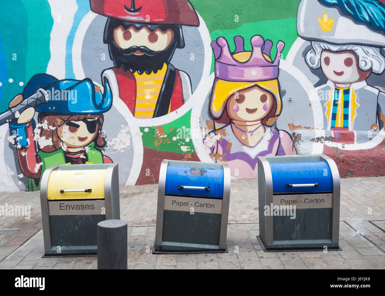 Rifiuti della metropolitana/contenitori di riciclaggio di carta e plastica rifiuti domestici a Tenerife, Isole Canarie, Spagna. Foto Stock
