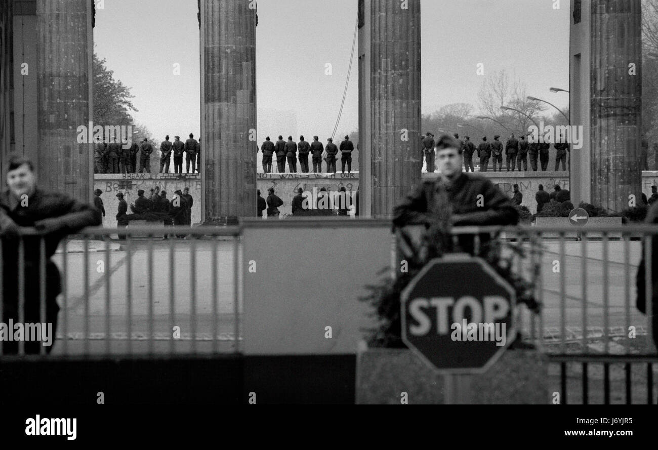 Berlino, Germania fotografato su i giorni che portano fino alla caduta del muro di Berlino compresa la notte della parete essendo violato e nei giorni seguenti nel novembre 1989 le fotografie mostrano la prima violazione del muro nella tarda sera del 9 novembre 1989 in corrispondenza della giunzione di Bernauer Strasse e metropolitana di Eberswalder Strasse a Berlino Est. Le foto mostrano anche la Porta di Brandeburgo, Brandenburger Tor di notte (10 novembre 1989) fotografato da est verso ovest e custodito dal confine tedesco-orientale vigore e anche fotografato da ovest che mostra Occidente tedeschi essendo alloggiata fuori dalla parete a Br Foto Stock