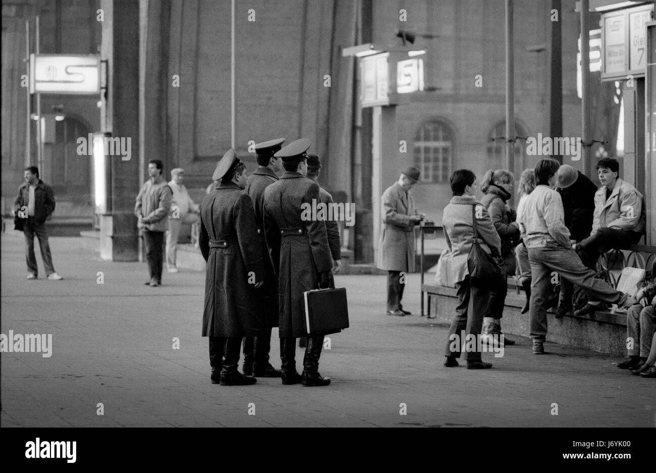 Dresda in quello che allora era la Germania Est novembre 1989 le strade di Dresda, Sassonia, nella ex Germania Est fotografato nella settimana successiva alla caduta del muro di Berlino, novembre 1989. Wikipeadia: Dresda ha una lunga storia come la capitale e la residenza reale per gli elettori e Re di Sassonia, che per secoli ha fornito la città con splendore culturale e artistico. La città è stata conosciuta come la jewel box, a causa del suo barocco e rococò centro citta'. Il controverso americani e britannici bombardamenti di Dresda durante la Seconda guerra mondiale verso la fine della guerra ucciso circa 25.000, molti di WH Foto Stock