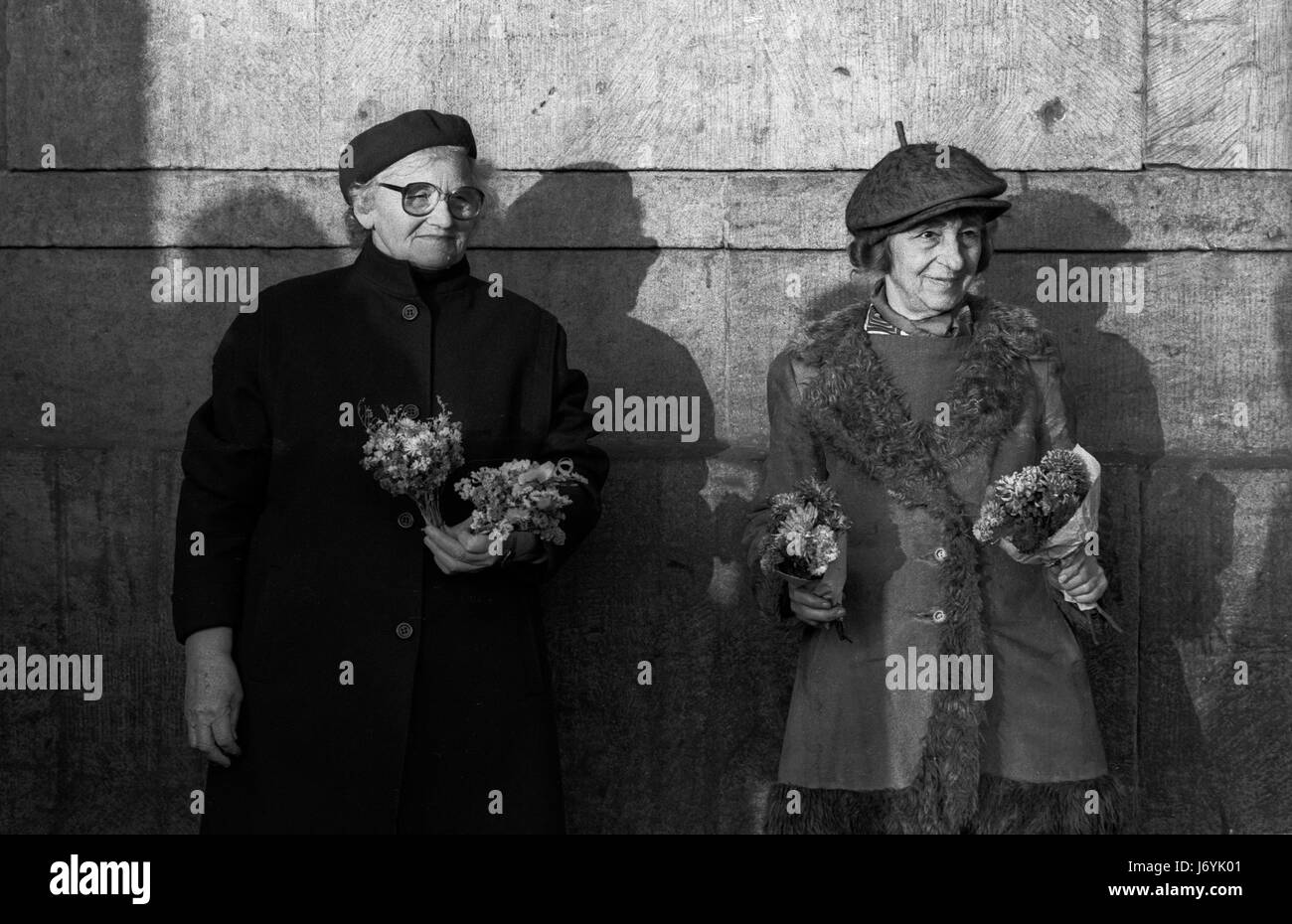 Dresda in quello che allora era la Germania Est novembre 1989 le strade di Dresda, Sassonia, nella ex Germania Est fotografato nella settimana successiva alla caduta del muro di Berlino, novembre 1989. La vendita di fiori al di fuori Dresda stazione ferroviaria. Wikipeadia: Dresda ha una lunga storia come la capitale e la residenza reale per gli elettori e Re di Sassonia, che per secoli ha fornito la città con splendore culturale e artistico. La città è stata conosciuta come la jewel box, a causa del suo barocco e rococò centro citta'. Il controverso americani e britannici bombardamenti di Dresda durante la Seconda guerra mondiale verso la fine o Foto Stock