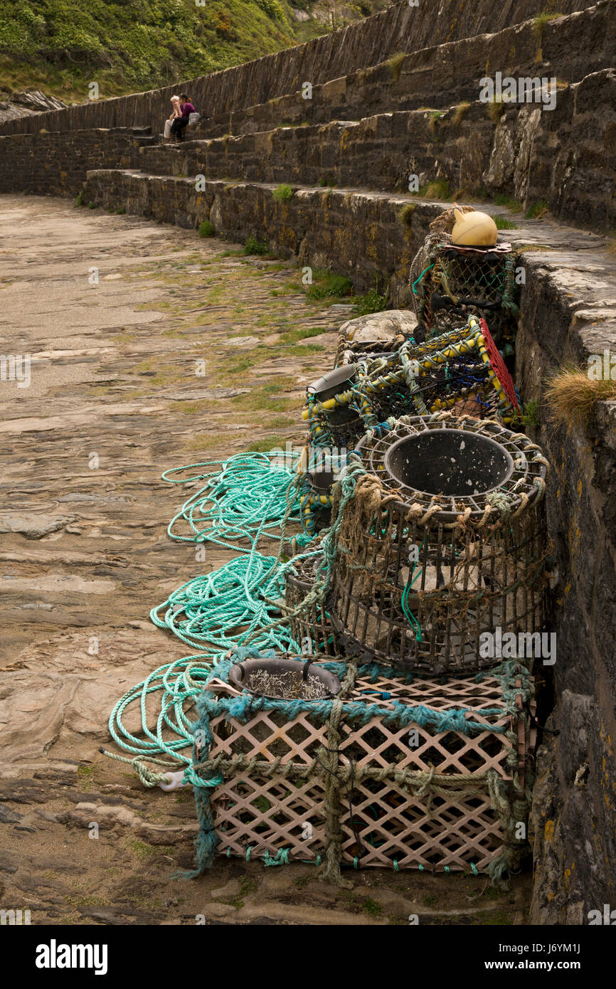 Regno Unito, Cornwall, St Austell, Polkerris, aragosta pentole sul vecchio porto di pietra parete Foto Stock