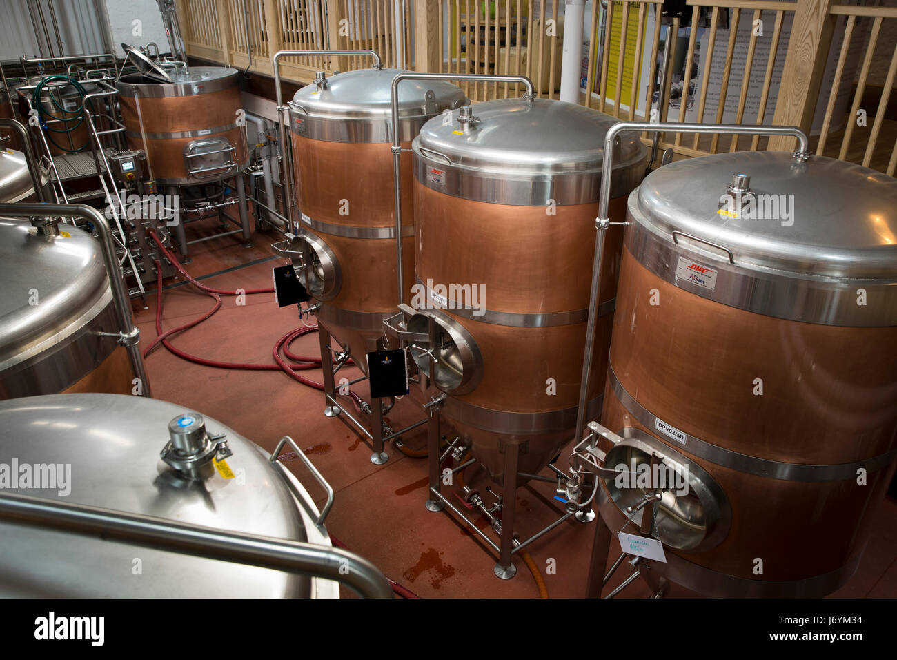 Regno Unito, Cornwall, St Austell, Trevarthian Road, St Austell Brewery, rame e acciaio inossidabile navi di fermentazione Foto Stock