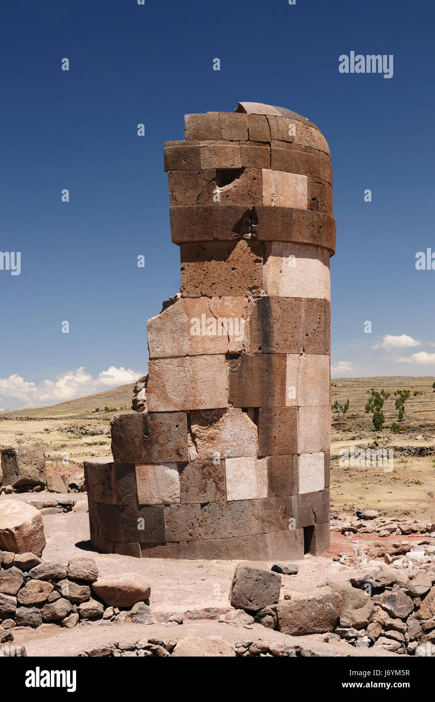 Perù - Inca rovine preistoriche in Sillustani vicino a Puno, il lago Titicaca zona. Questa foto presente torri funerario in archaelolgical complesso di Sillustani Foto Stock