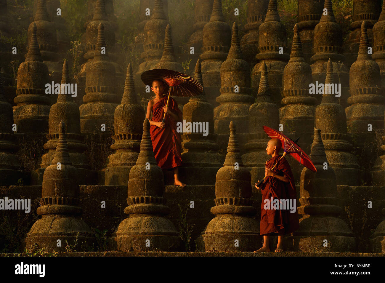 Due monaci novizio in piedi sul tempio, Mrauk-U Ratanabon Paya, Myanmar Foto Stock