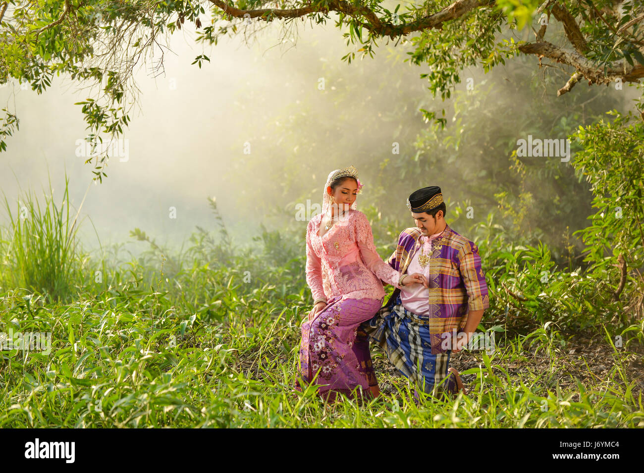 Asian giovane indossando vestiti tradizionali balli in foresta, Thailandia Foto Stock