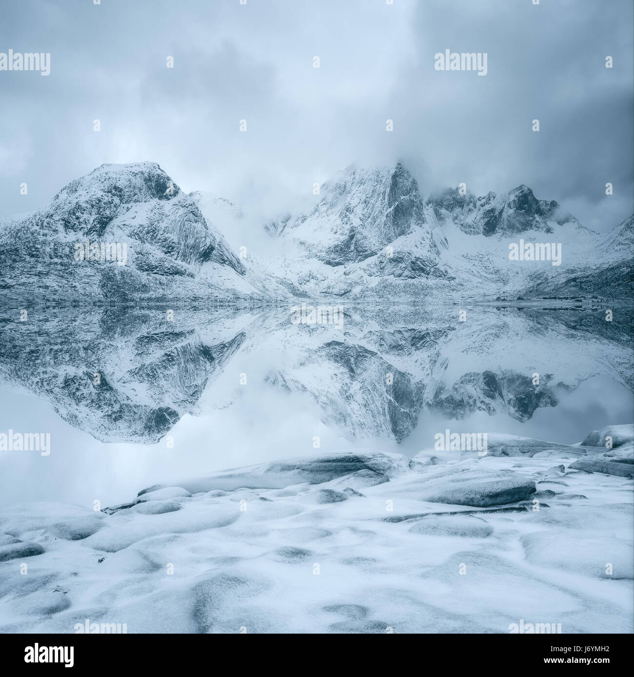 Montagne coperte di neve, Lofoten, Norvegia Foto Stock