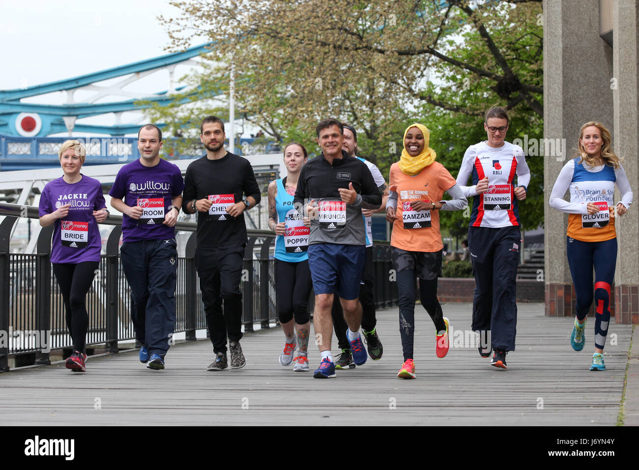 Il 2017 Vergine denaro maratona di Londra è stato celebrando ogni runner che linee fino alla famosa linea di partenza il 23 aprile con il suo appello ai partecipanti di condividere i loro #ReasonToRun sui social media. Motivo di avviare la campagna photocall con doppio oro olimpico medallists Helen Glover e Heather Stanning, Zamzam Farah, che divenne coinvolti nell'esecuzione di Carità dopo che cercano asilo nel Regno Unito dopo la sua apparizione per la Somalia al London 2012 Giochi Olimpici; Emmanuel de Merode, Direttore del Parco nazionale di Virunga nella Repubblica democratica del Congo; promessa sposa Jackie Scully e il suo fidanzato Duncan S Foto Stock