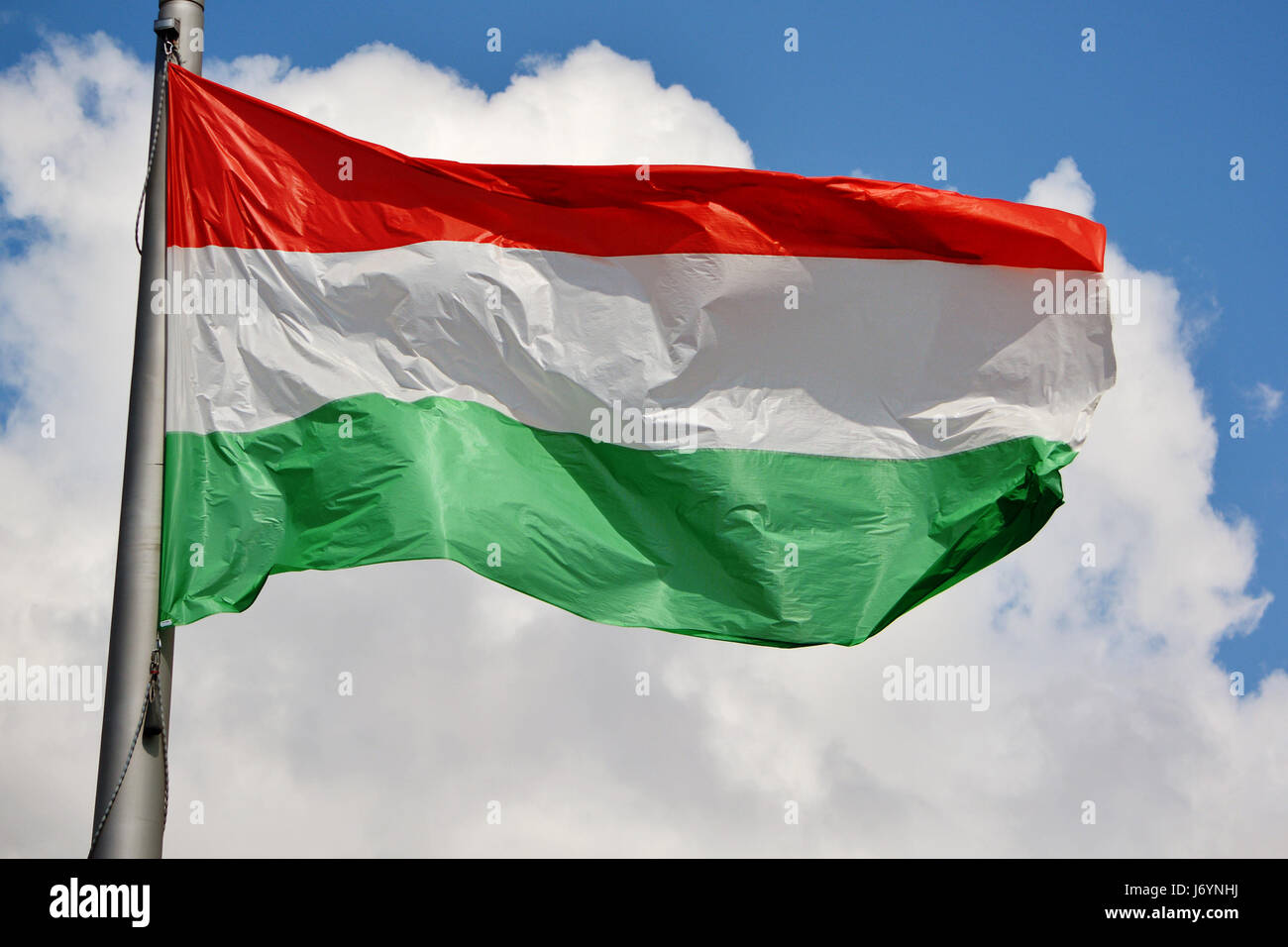 Bandiera ungherese soffiando nel vento Foto Stock