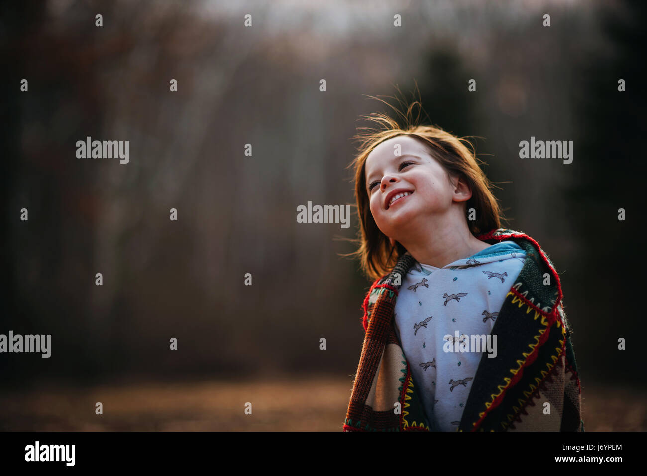 Ritratto di una ragazza avvolta in un mosaico cercando Foto Stock