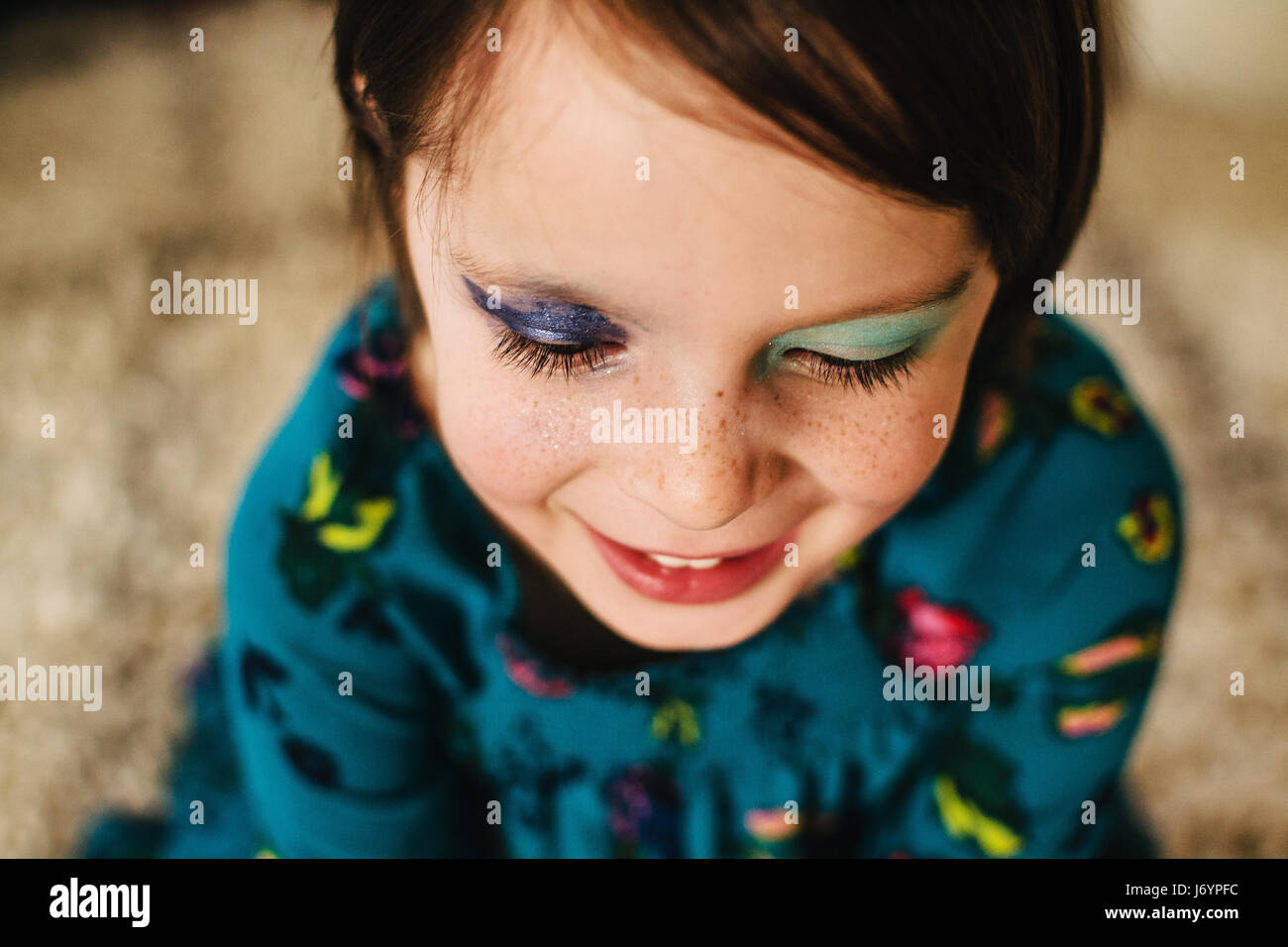 Ragazza indossando eye shadow Foto Stock