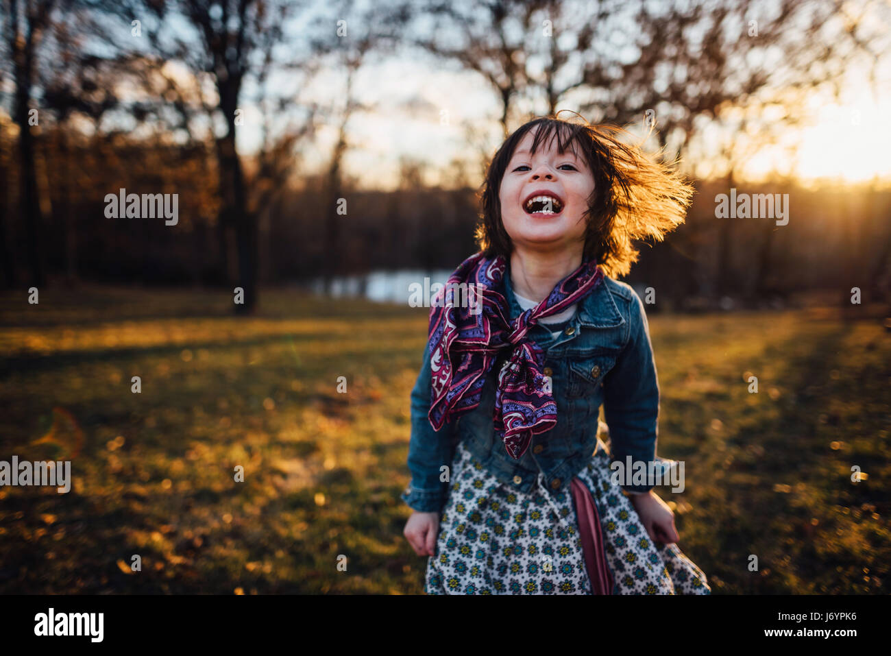 Ritratto di una ragazza ridere in una giornata di vento Foto Stock