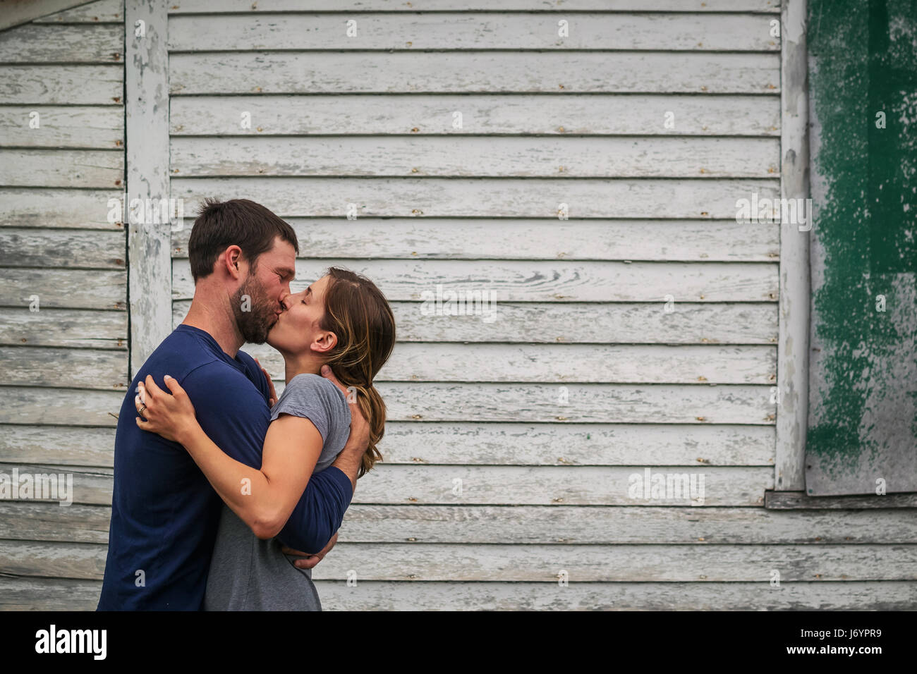 Un uomo e una donna baciare Foto Stock
