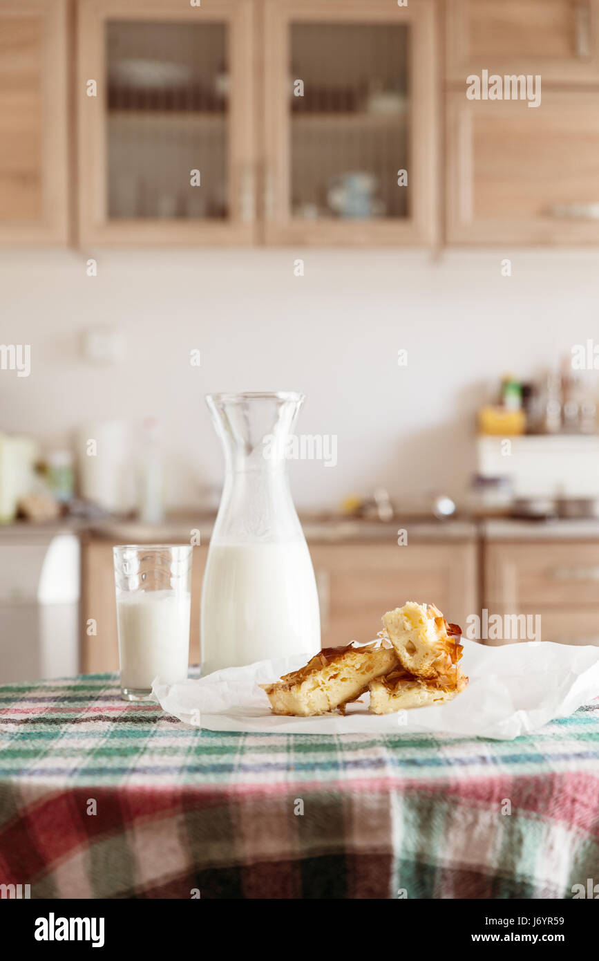 Il latte e la pasticceria su un tavolo da cucina Foto Stock