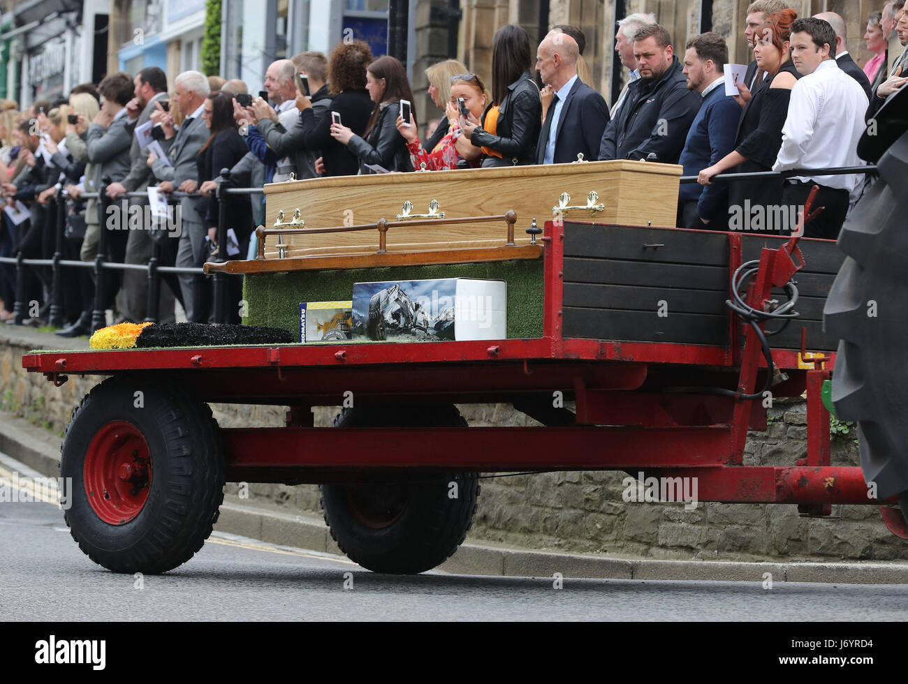 La bara di agricoltore e motocross rider Thomas Brown, 27, da Barnard Castle, fa il suo modo alla chiesa di Santa Maria in Barnard Castle, per il suo funerale. Foto Stock