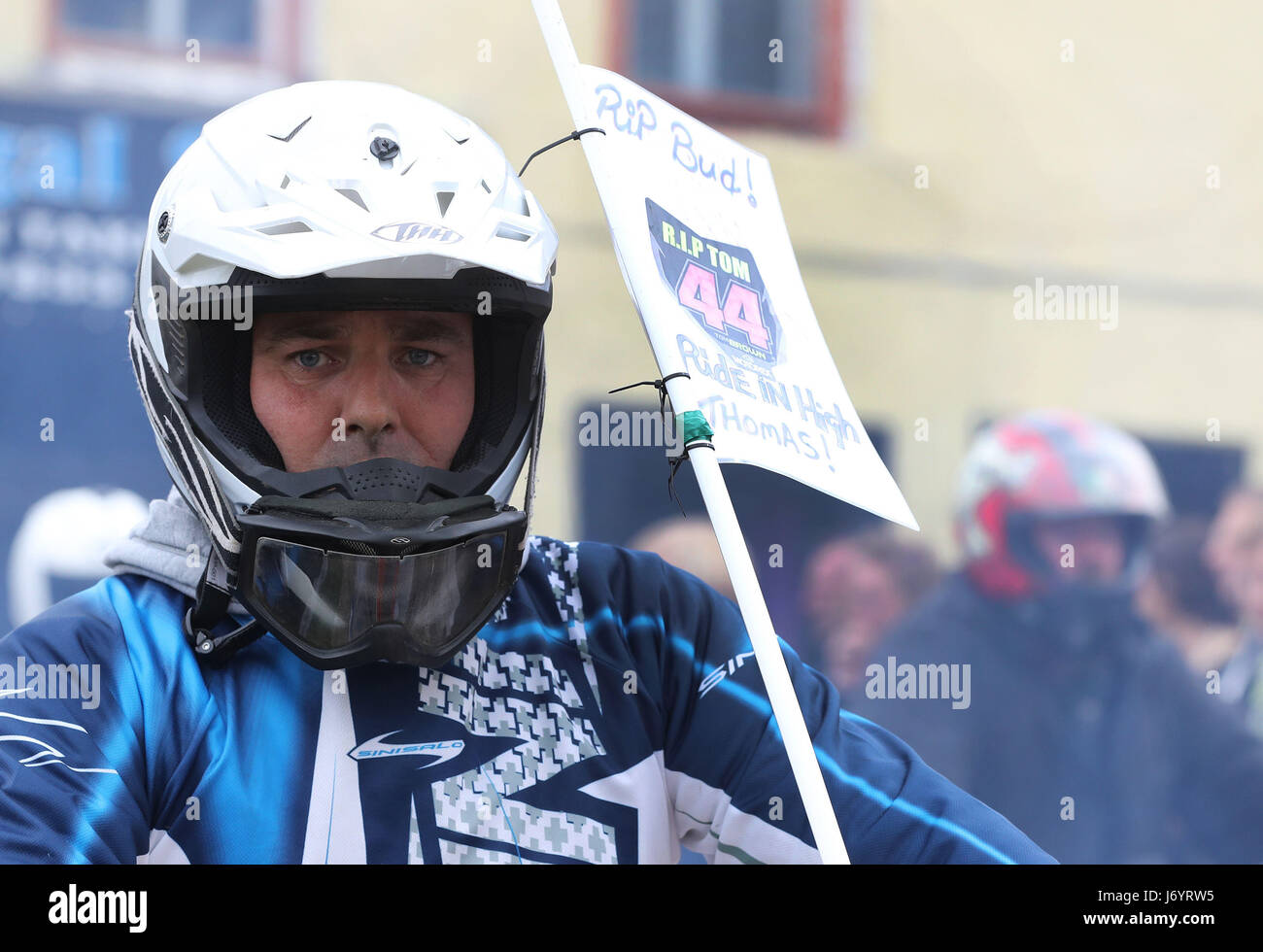 Un biker si unisce al corteo funebre per agricoltore e motocross rider Thomas Brown, 27, da Barnard Castle, sulla rotta alla chiesa di Santa Maria in Castello di Barnard. Foto Stock