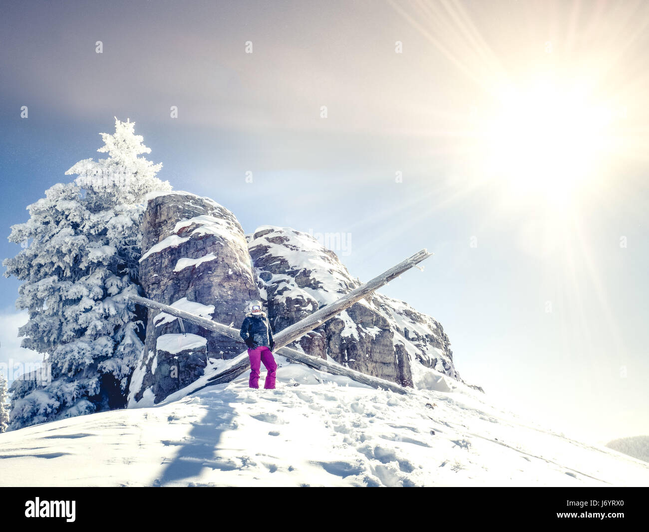 Donna in piedi sulla cima di una montagna, Vail, Colorado, Stati Uniti Foto Stock