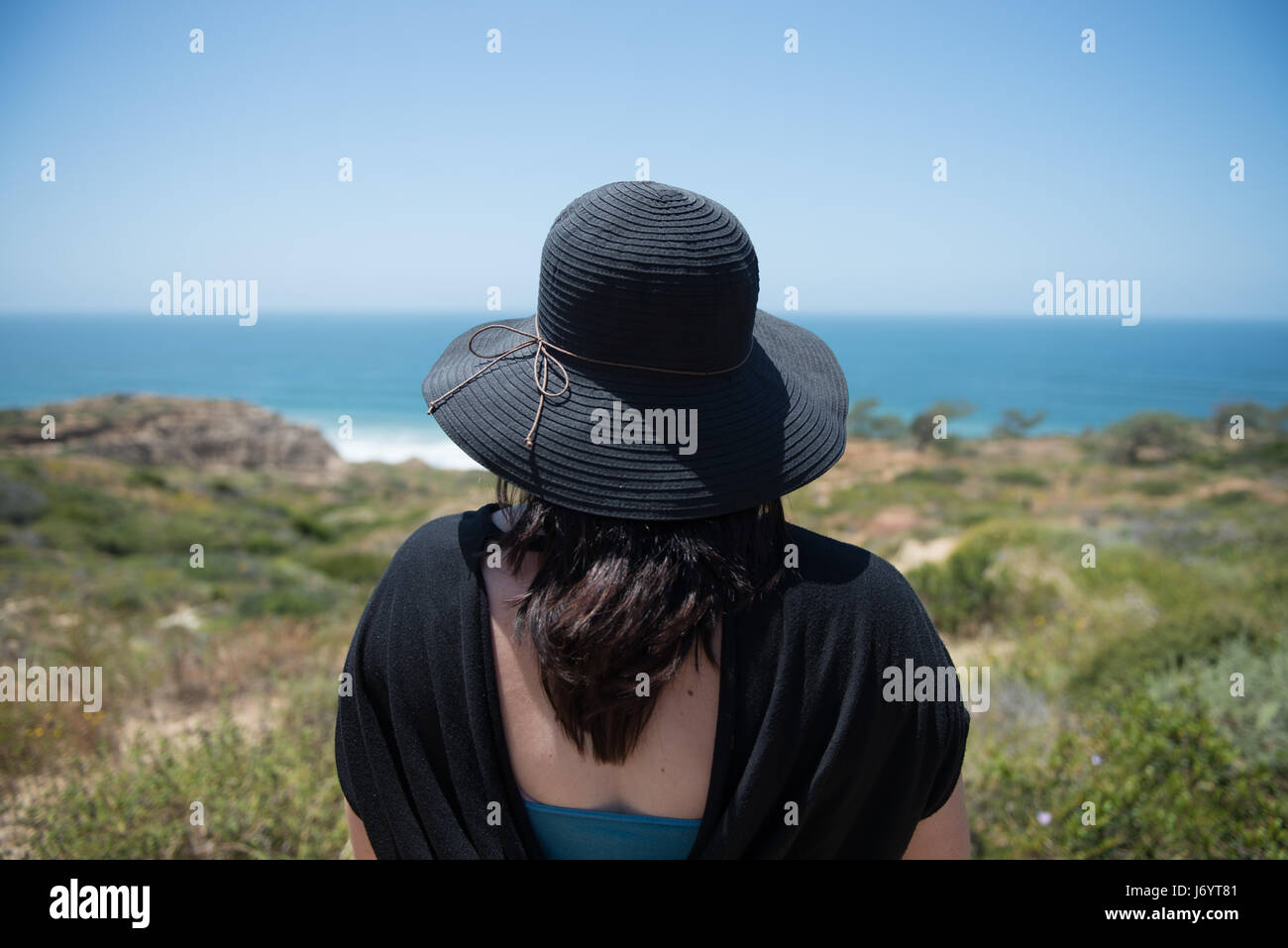 Vista posteriore di una donna che guarda la spiaggia, la Jolla, California, Stati Uniti Foto Stock